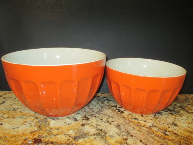 Two Williams-Sonoma Nesting Mixing Bowls (1 of 4)
