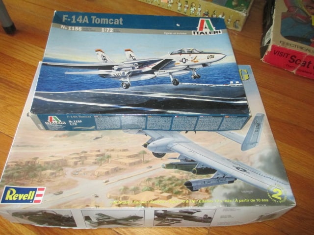 Two Fighter Jet Scaled Model Kits (1 of 6)