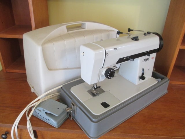 PFAFF Model 296 Portable Sewing Machine (1 of 7)