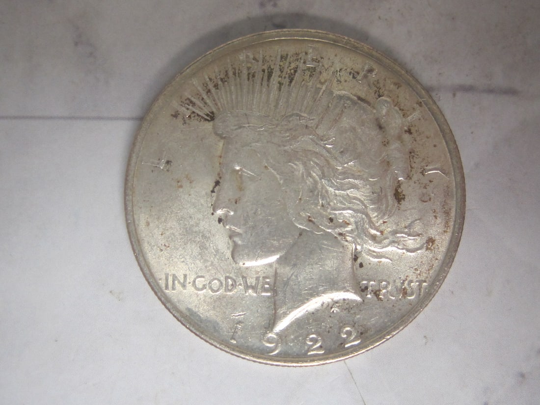1922 Peace Silver Dollar (1 of 2)
