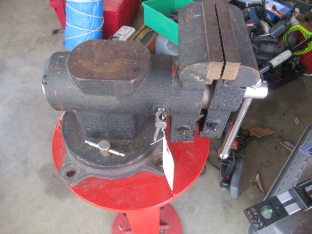 5" Vise on Metal Stand - 2
