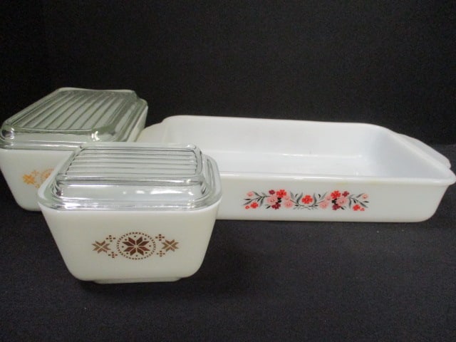 Pyrex (Lot of 2) Refrigerator Boxes & Primrose Floral Dish (1 of 15)