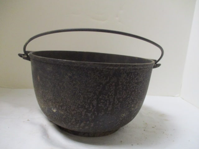Cast Iron Vintage Cauldron w/Bail Handle: Significant Rust in Bottom (9 1/2 Diam. X 5 1/2 Deep 