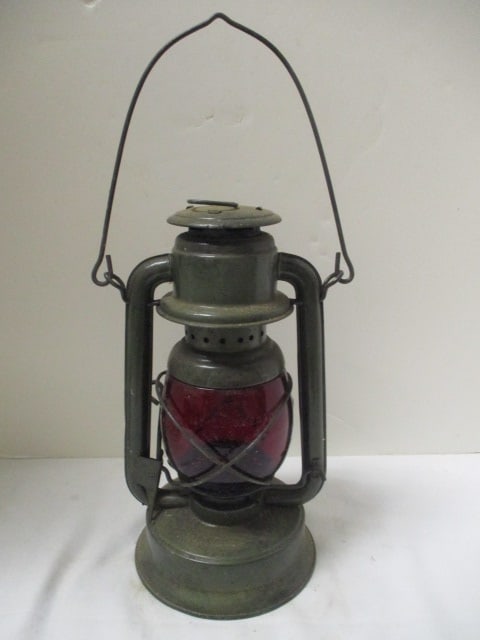 Dietz Little Wizard #2 Kerosene Lantern w/Red Globe (1 of 8)