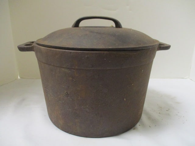 Cast Iron Dutch Oven w/Lid unmarked: 9 1/2 Diam x 6 1/2 Deep 
