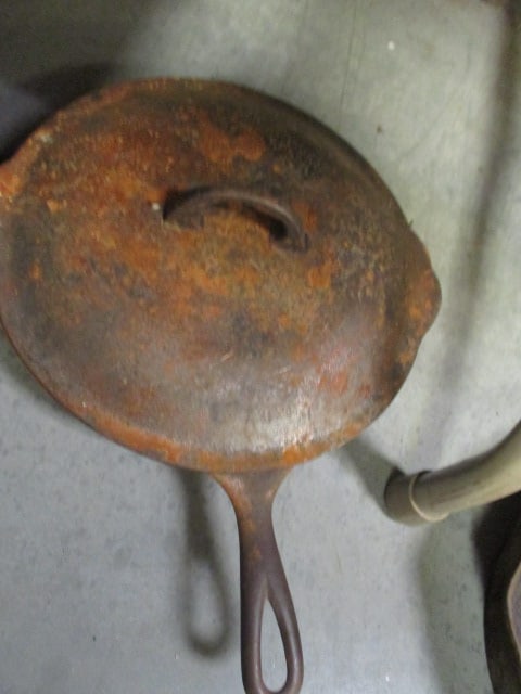 Erie #9 Cast Iron Skillet w/Lid: Significant Rust on Lid 