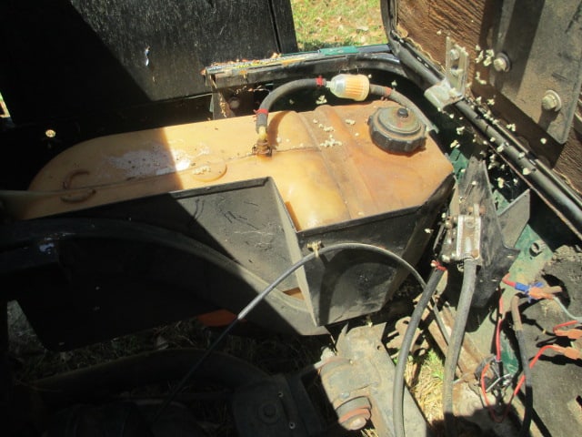 E-Z-Go Gas Power Golf Cart with Diamond Plate Bed for Parts - 9