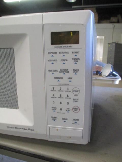 White GE Sensor Microwave Oven - 2