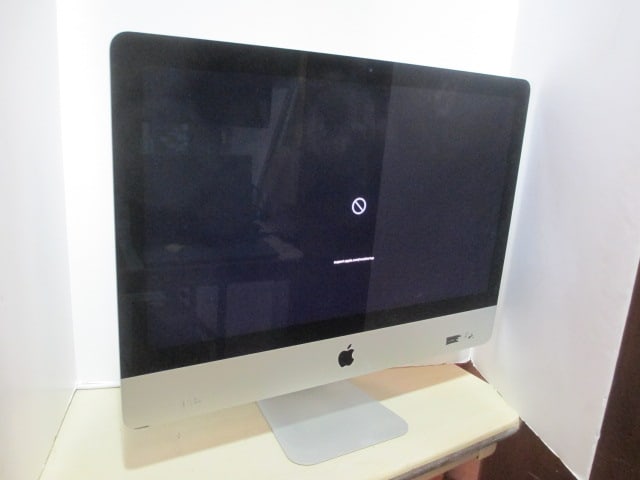 Apple A1418 iMac All-In-One Desktop: Per IT Dept. Does not have operating system, Does Not Have Power Cord-Powers on Using Test Cord, Serial #D25S41LKGG7F, EMC 2833, Screen has chip in upper left corner 
