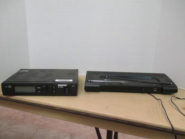 Shure ULXS4 and T4V Diversity Receiver (1 of 8)