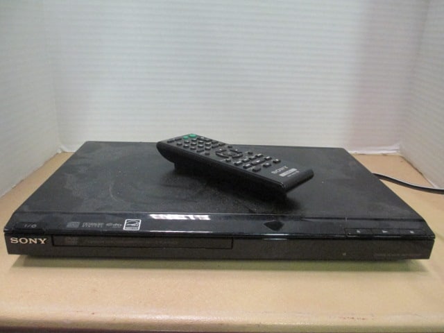 Sony DVP-SR200P CD/DVD Player with Remote: powers on 