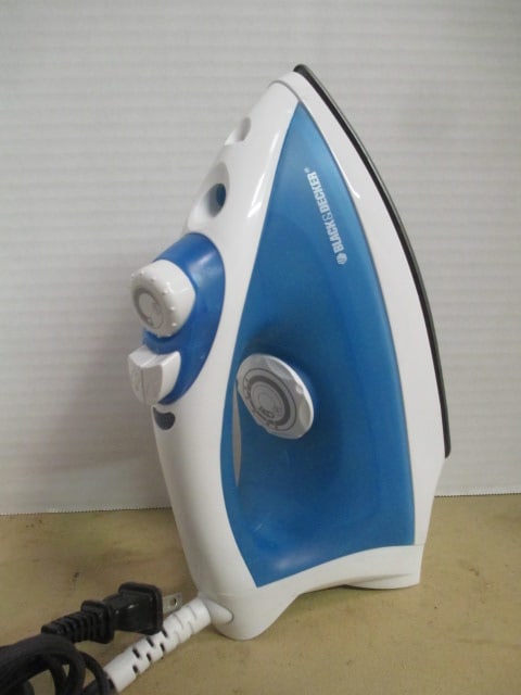 Black & Decker F225 Steam Iron (1 of 5)