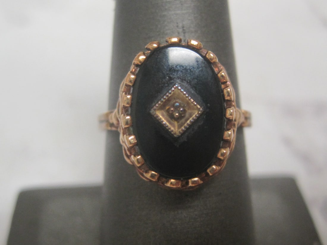 10k Gold Antique Onyx Ring: Weighs 4.7 grams, Size 8