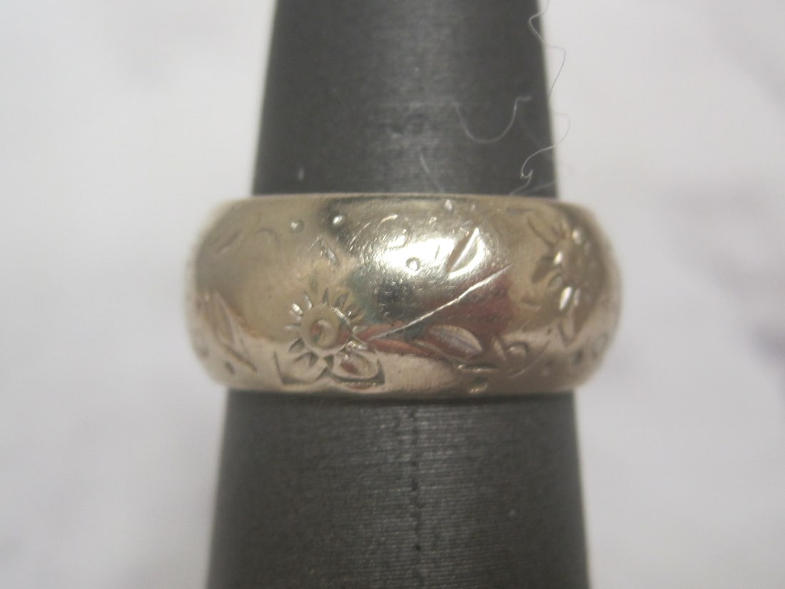 14k White Gold Etched Band Ring: Weighs 8.9 grams, Size 4 1/2
