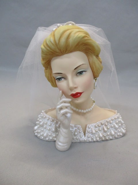 6" Cameo Girls Lady Vase 2001 Edition: Blythe 1960 "Royal Wedding"