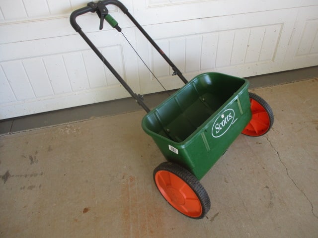 Scotts Drop Spreader 24" Wide: .