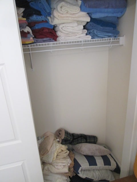 LARGE Linen Grouping-Nice Queen Size Sheet Sets, Blankets/Throws, Bath Towels, Body Pillow, etc.: See all pictures and preview for colors, Bring Boxes/Bags, Local Pickup Only
