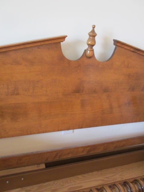 Ethan Allen American Traditional Queen Size Bed with Metal Slip-In Rails - 3