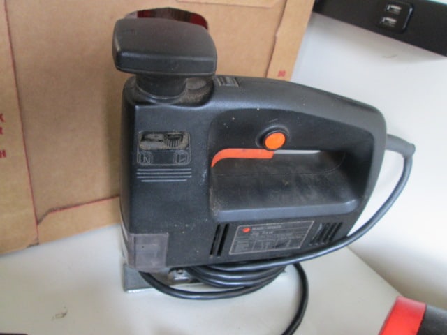 Black & Decker Model 7588 Electric Jig Saw: powers on