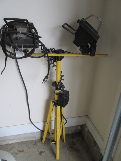 2 Head Halogen Portable Work Light Tripod: Local Pickup Only
