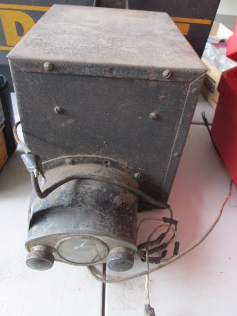 Orig. GM radio Mid 30's-40's: glass is cracked,working condiyion unknown