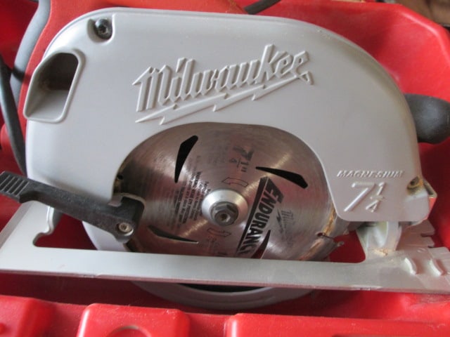Milwaukee Electric 7 1/4" Circular Saw in Hard Plastic Carry Case - 2