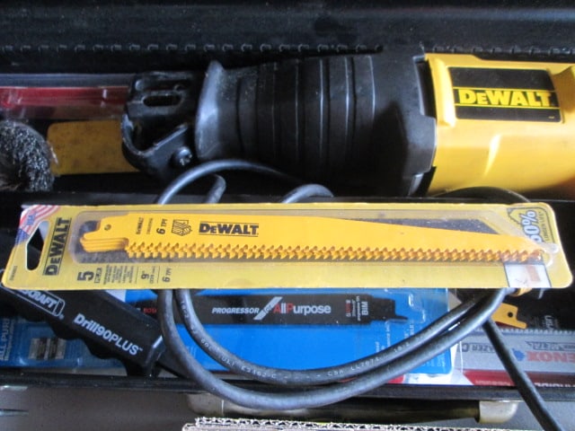 DeWalt Electric DW304 VS Reciprocating Saw and New Blades in Metal Carry Case - 5