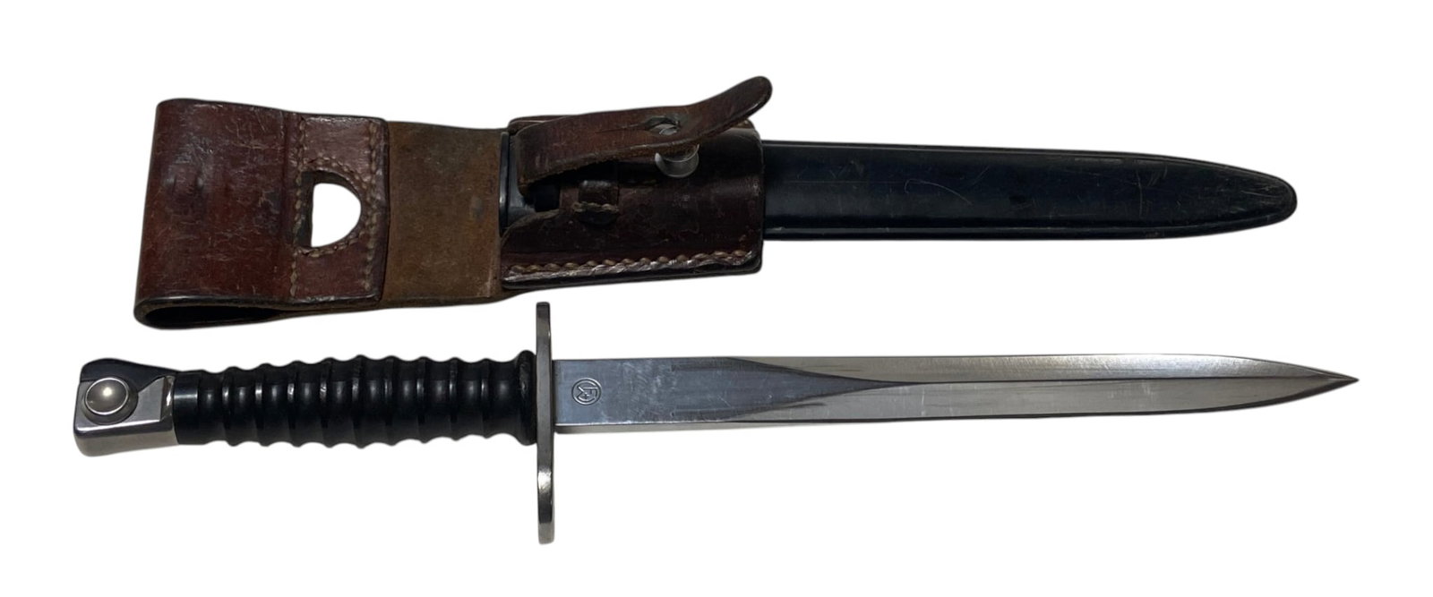 Excellent Swiss SIG Model 1957 (STG-57) Bayonet with Scabbard and Frog: Excellent condition, See photos.