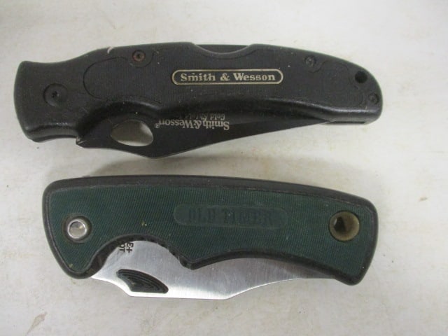 Smith & Wesson and Schrade Old Timer Thumb Flip Folding Blade Knives (1 of 6)