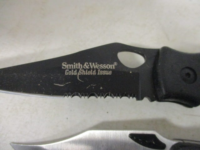 Smith & Wesson and Schrade Old Timer Thumb Flip Folding Blade Knives - 5