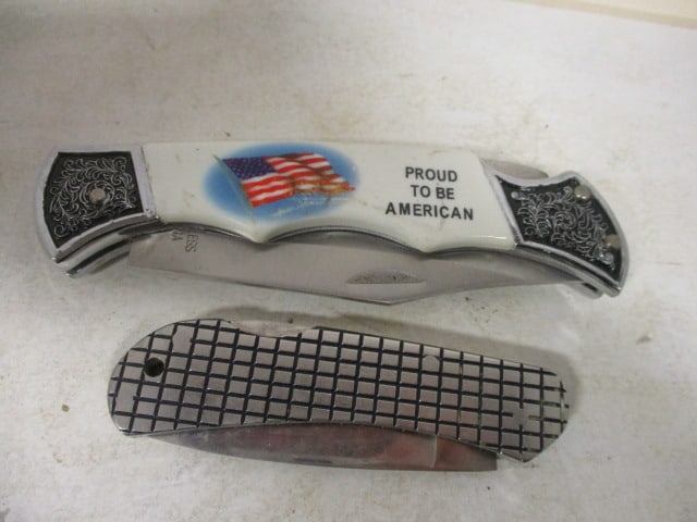 Two Patriotic Themed Folding Blade Knives (1 of 5)