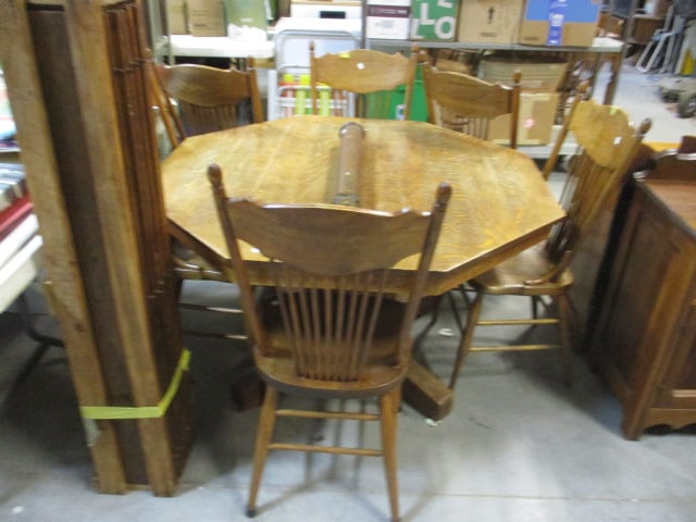 Craftsman Mission Octagonal Dining Table w/6 Spindle Back Chairs (1 of 8)