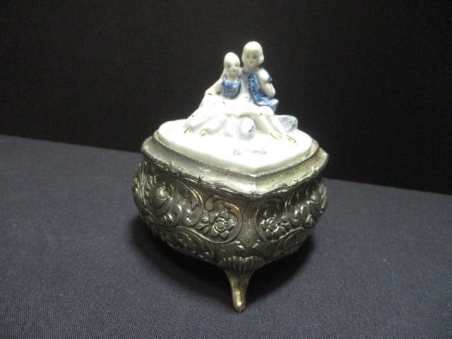 Musical Victorian Style Trinket Box: .