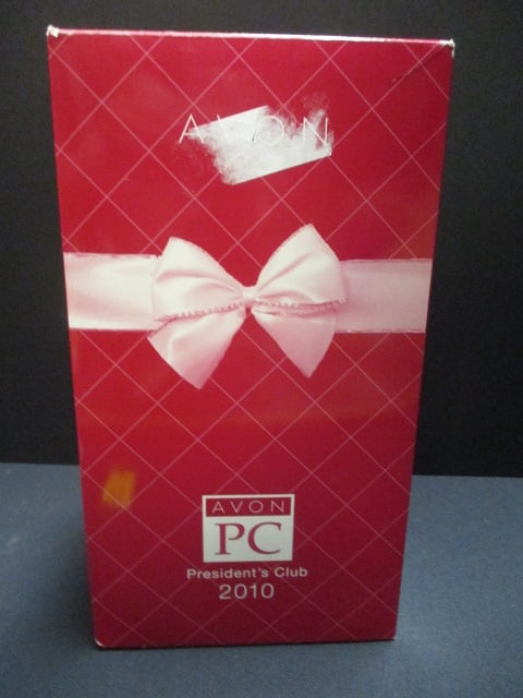Avon President's Club 2010 Mrs. Albee Award Figurine: 10"