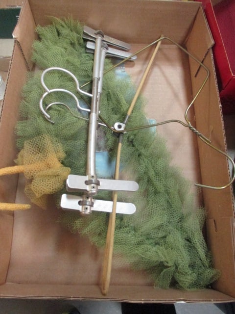 5 Vintage Clothes Hangers & Ideal Laundry Hand Held Fan (1 of 3)