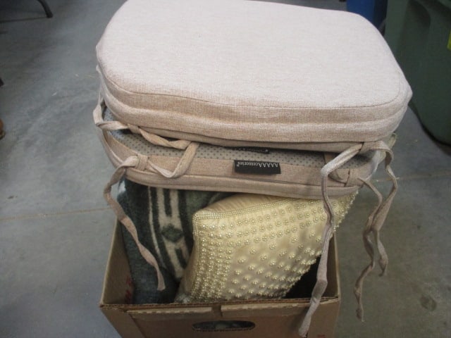 Blanket & Pillows (1 of 5)