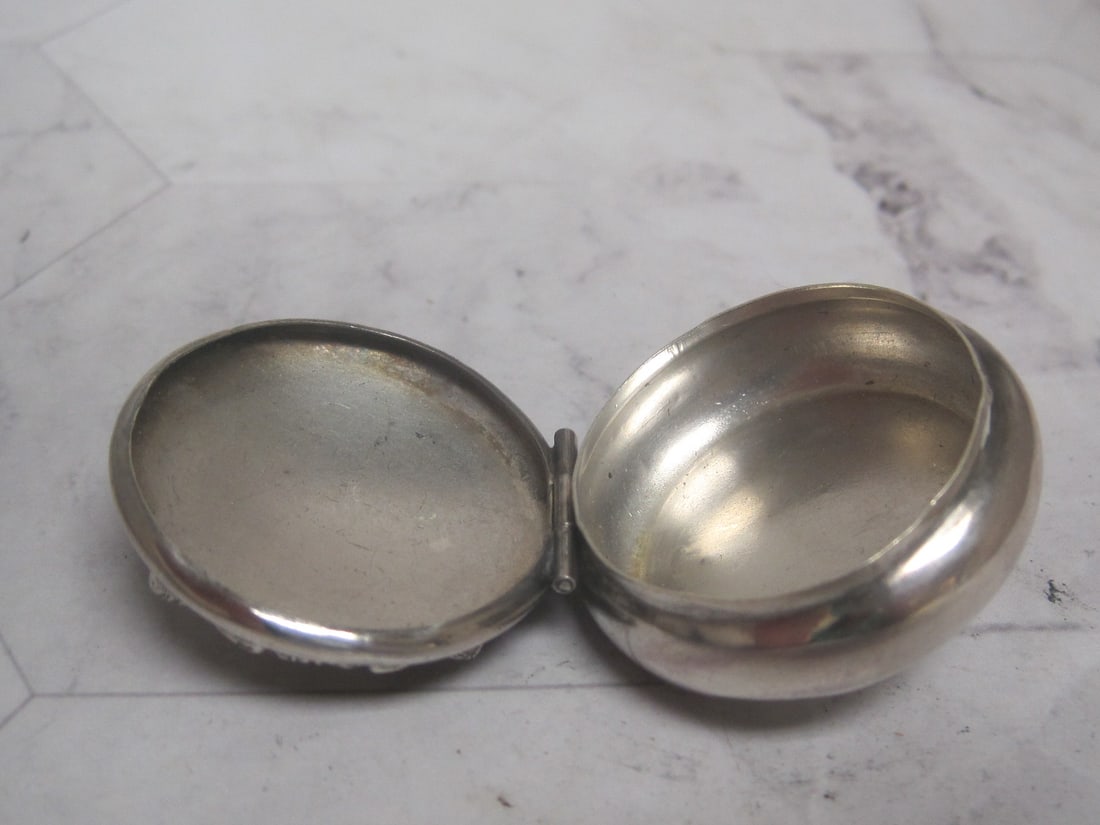 Victorian Sterling Silver Patch Box or Pill Box - 4