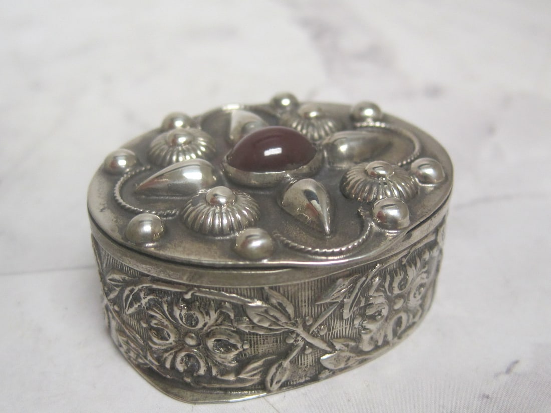Italian Pill Box: 1/2" x 1", Red carnelian on fancy top, oval