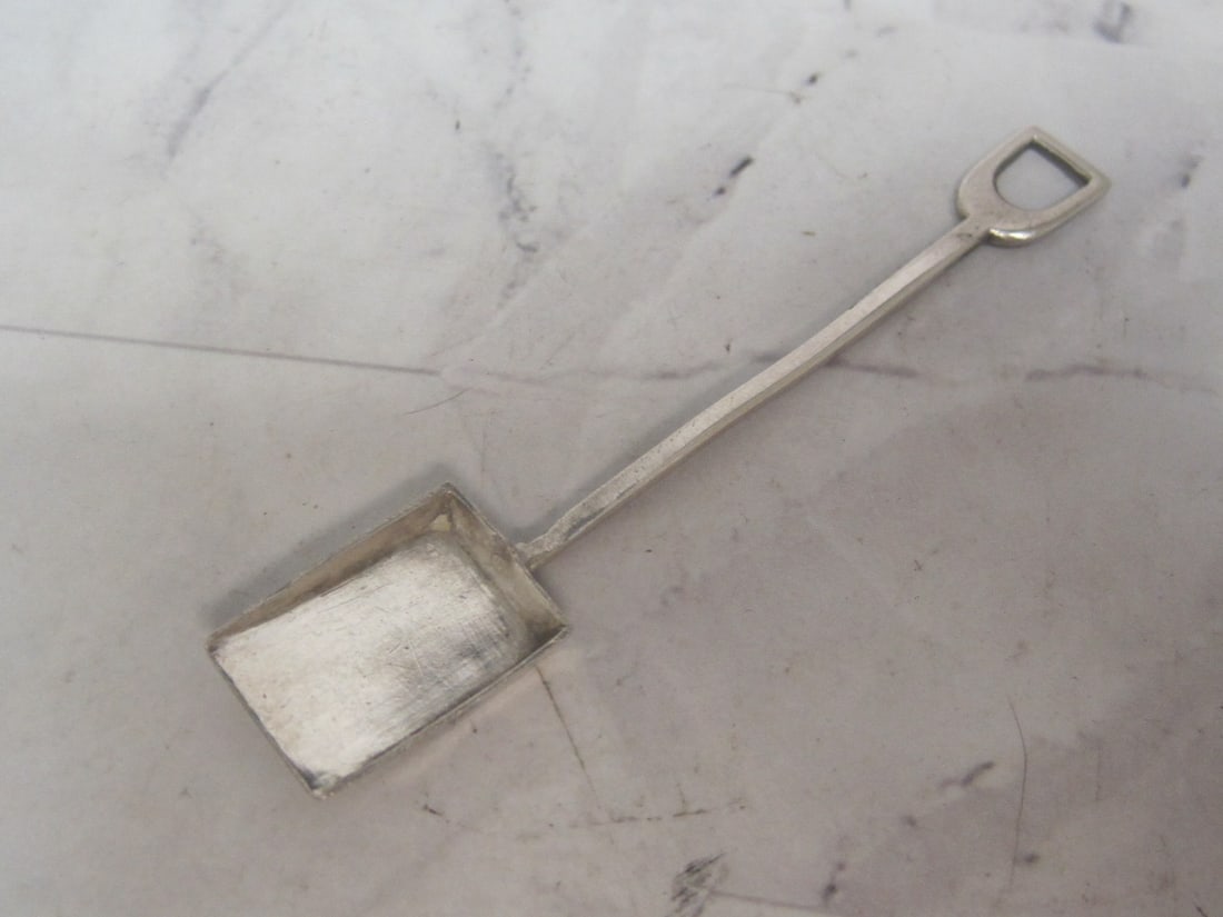 Neat Sterling Silver Figural Shovel Salt Spoon: Weighs 3.6 grams, 3"