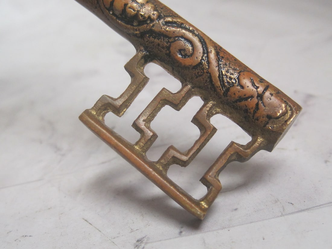 Neat Figural Wine Corkscrew in Shape of Key - 3