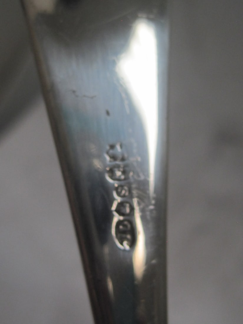 English Victorian Silverplate Crumber - 5