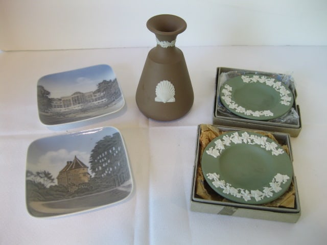 Two Royal Copenhagen Dishes, Two Wedgwood Green Jasperware Ashtrays in Original (1 of 14)