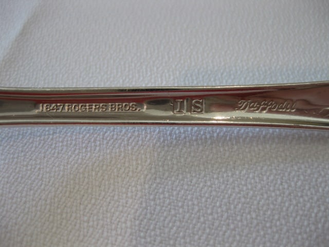 87 Pieces of 1847 Rogers Bros. "Daffodil" Silverplate Flatware and Serving Pieces in Silver Saver - 10