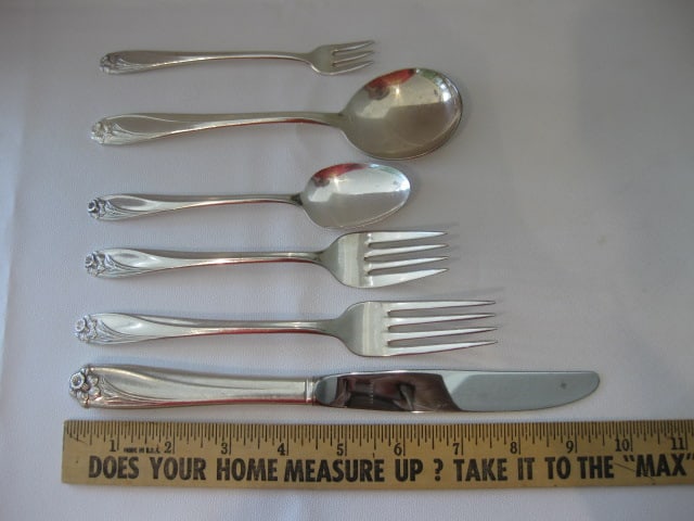 87 Pieces of 1847 Rogers Bros. "Daffodil" Silverplate Flatware and Serving Pieces in Silver Saver - 11