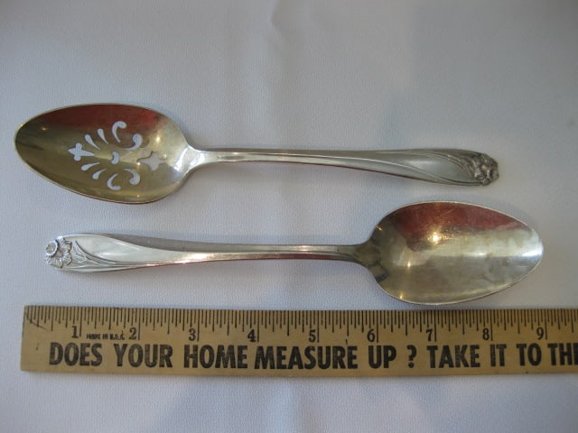 87 Pieces of 1847 Rogers Bros. "Daffodil" Silverplate Flatware and Serving Pieces in Silver Saver - 12