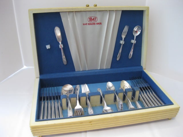 87 Pieces of 1847 Rogers Bros. "Daffodil" Silverplate Flatware and Serving Pieces in Silver Saver: .