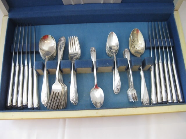87 Pieces of 1847 Rogers Bros. "Daffodil" Silverplate Flatware and Serving Pieces in Silver Saver - 2