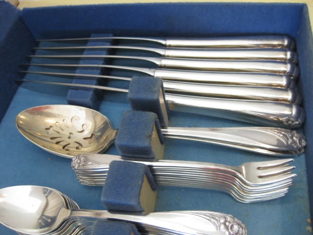 87 Pieces of 1847 Rogers Bros. "Daffodil" Silverplate Flatware and Serving Pieces in Silver Saver - 3