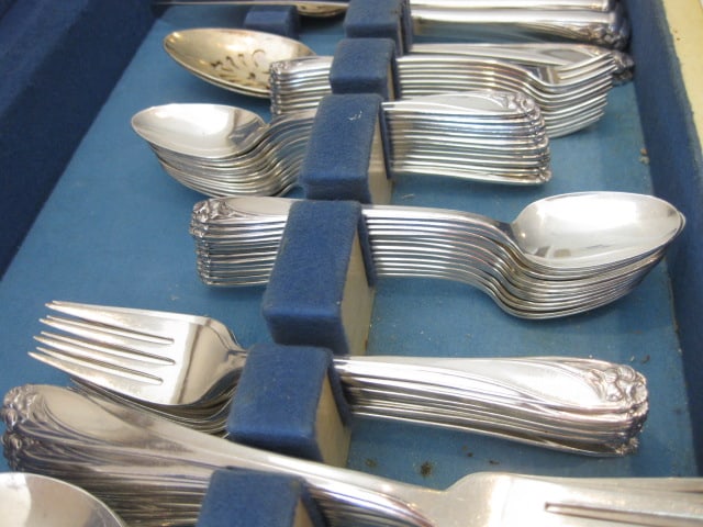 87 Pieces of 1847 Rogers Bros. "Daffodil" Silverplate Flatware and Serving Pieces in Silver Saver - 4