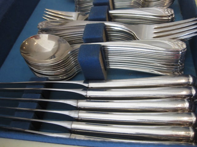 87 Pieces of 1847 Rogers Bros. "Daffodil" Silverplate Flatware and Serving Pieces in Silver Saver - 5